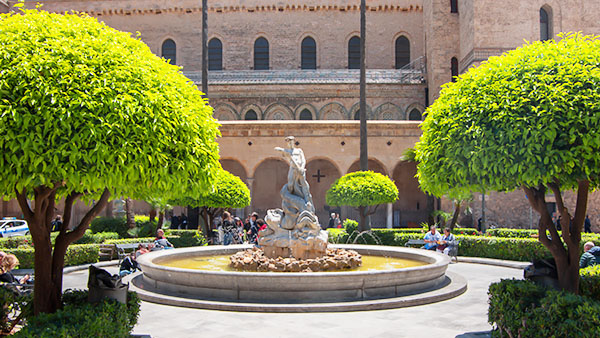 Springbrunnen vor dem Dom von Monreale