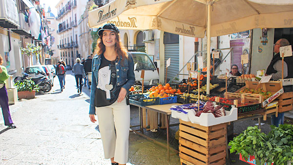 Mit Mode von Filly Biz auf einem Markt von Palermo