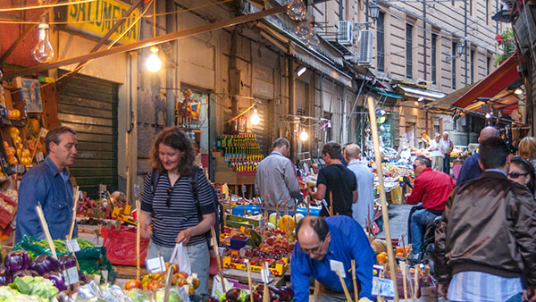 Shopping sul mercato tradizionale 'La Vucciria'
