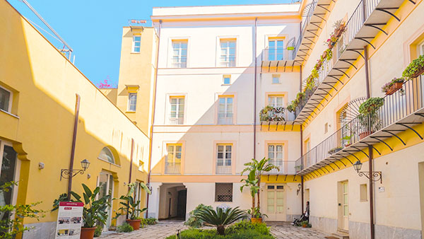 Il Palazzo Castrofilippo si trova nel quartiere 'Kalsa' del centro storico.