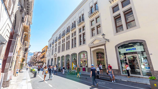 Il Palazzo Quaroni si trova nella zona pedonale di Via Maqueda.